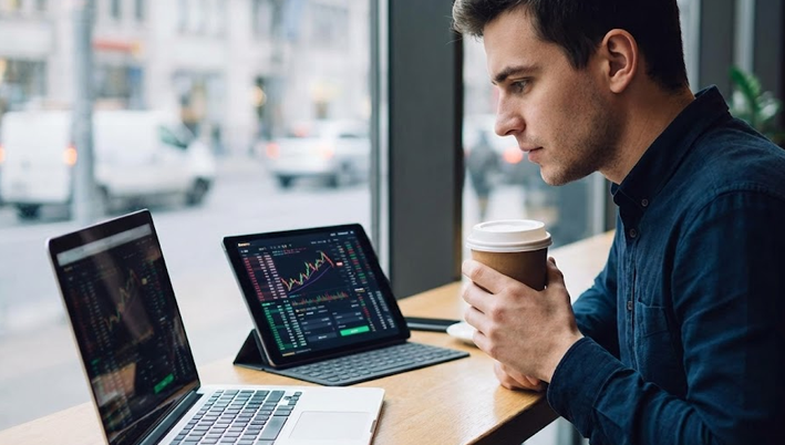 주식 차트를 보는 남성